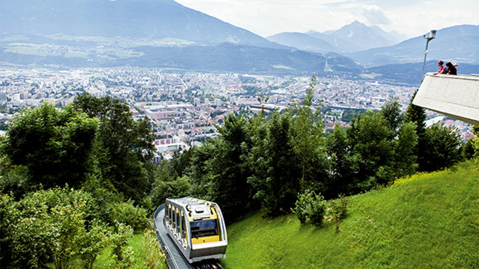 La arquitecta iraquí Zaha Hadid concibió las modernas estaciones del funicular y teleférico Hungerburg, Austria
