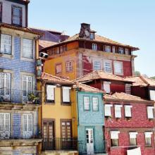 Tradicionales fachadas de azulejos a orillas del río, Oporto, Portugal