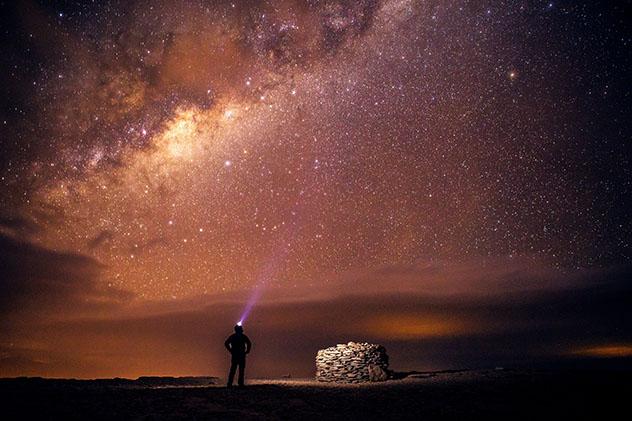 Vía Láctea en el desierto de Atacama, Chile, cielos oscuros y observación de estrellas