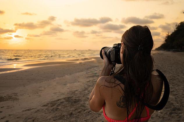 Seguro de viaje: viajera con cámara de fotos