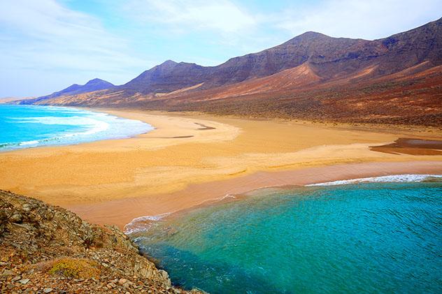 Playa de Cofete y playa de Barlovento, Fuerteventura, Canarias, España © lunamarina / Shutterstock