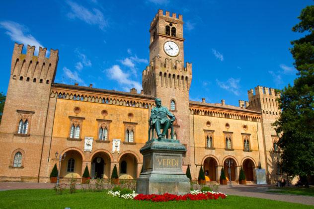 Estatua de Verdi delante del Palacio Verdi, Busseto, Emilia-Romaña, Italia © Luca Santilli / Shutterstock