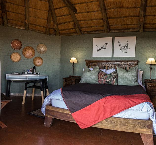 Turismo sostenible: sostenibilidad. Una habitación de Grootberg Lodge, Namibia