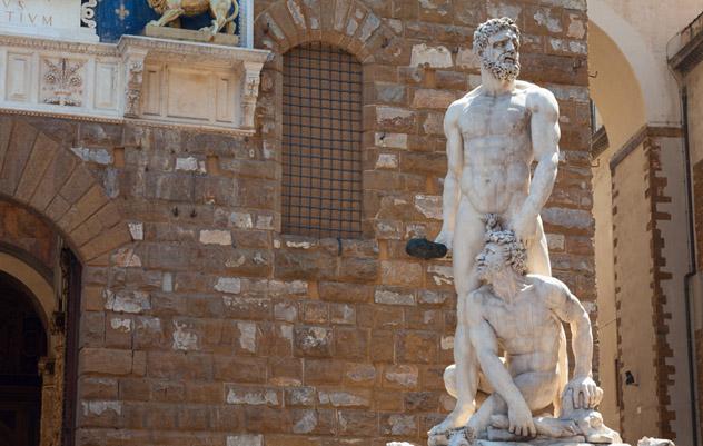 Hércules y Baco ante la fachada del Palazzo Vecchio, Florencia, Italia © Yevgen Belich / Shutterstock