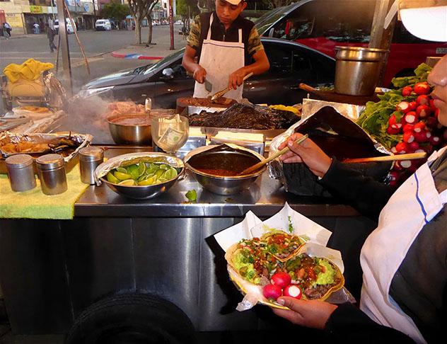 La oferta culinaria de Tijuana es enorme, pero nada puede compararse a los tacos que se venden en la calle, México © Jason Najum / Lonely Planet