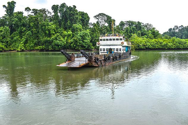 Ferri para moverse entre las Islas Andamán, India