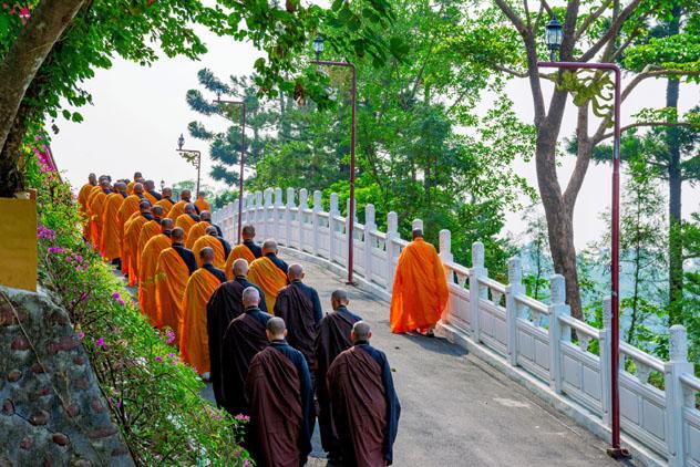 Los monjes y monjas residentes ofrecen visitas guiadas a Foguangshan, Taiwán © asiastock / Shutterstock
