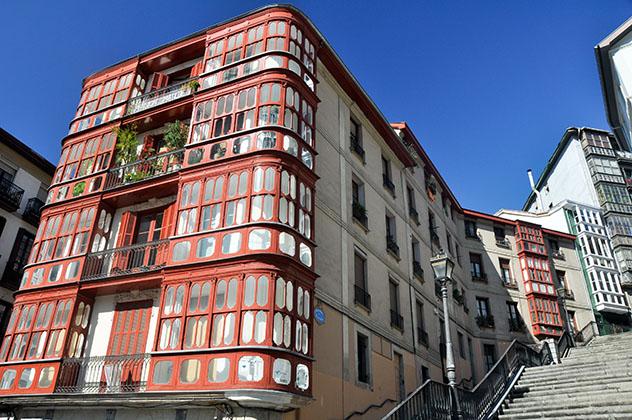 Fachadas de los edificios de las Siete Calles, Casco Viejo de Bilbao, País Vasco, España © Noradoa / Shutterstock