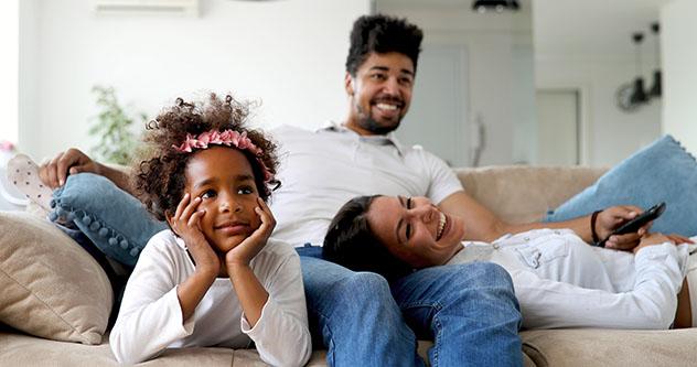 Viajar por el mundo en familia sin salir de casa a través de la televisión