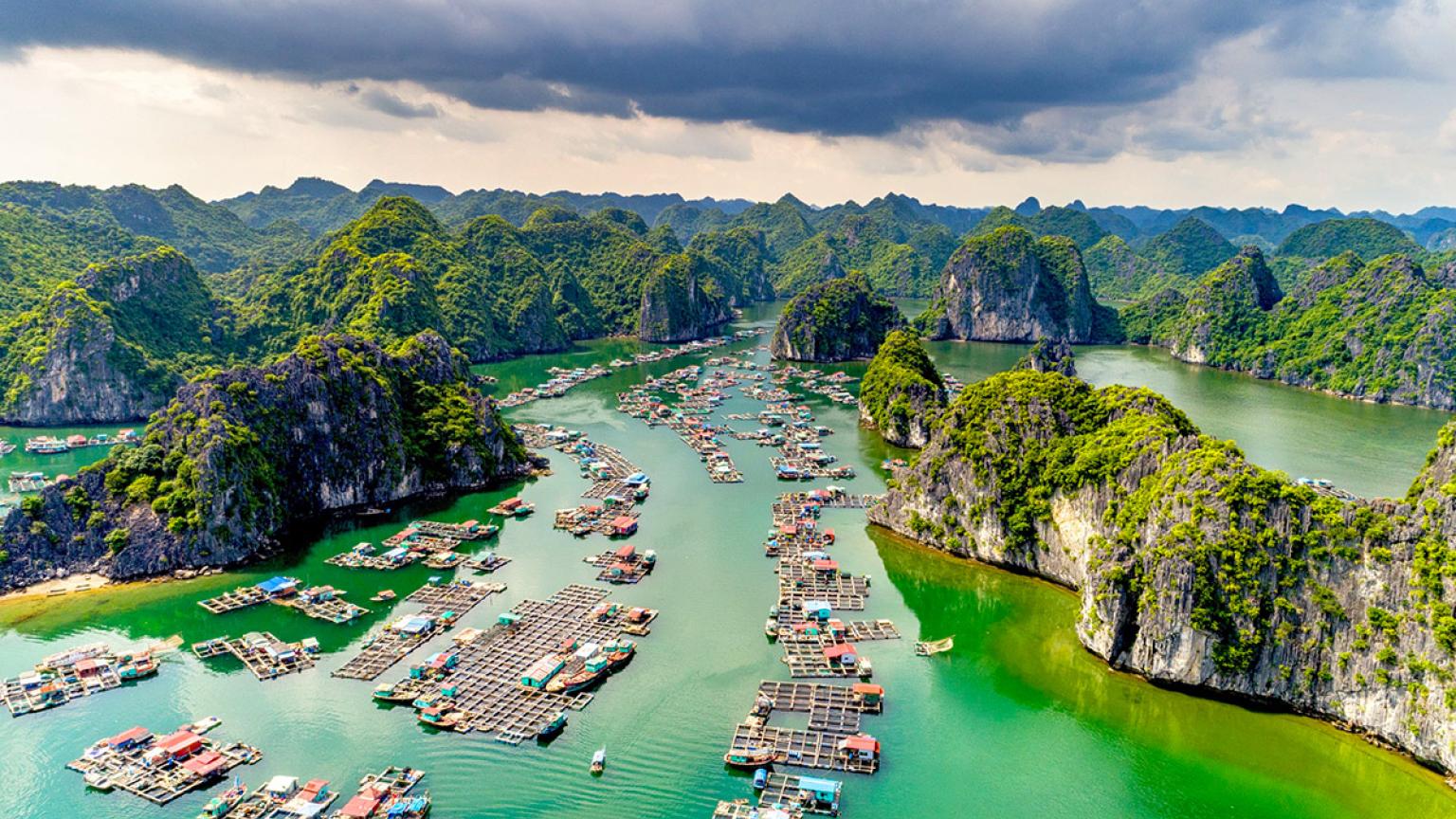 Pueblos flotantes de la isla de Cat Ba, Vietnam