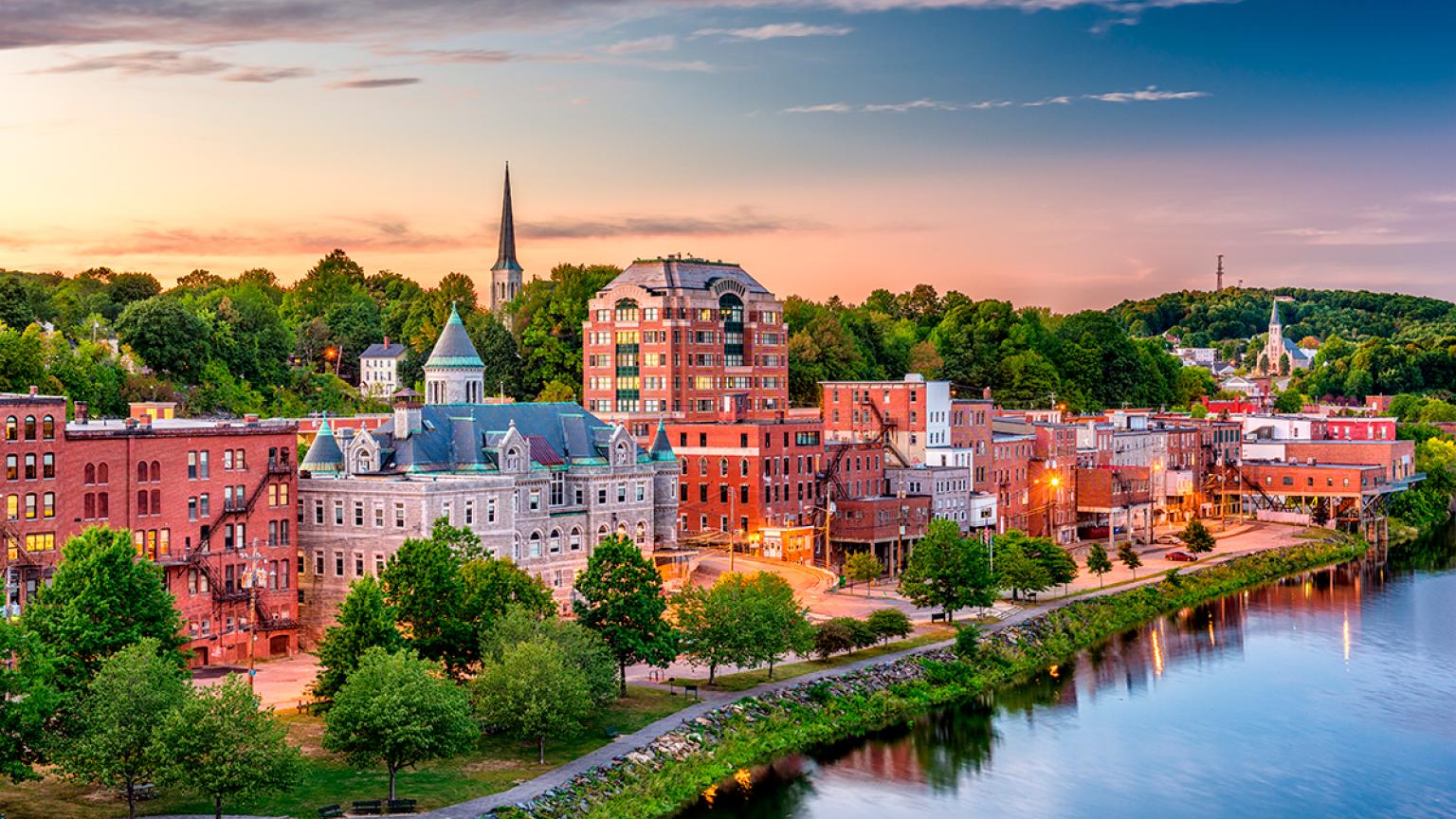 Augusta, Maine, EE.UU. en el horizonte del centro de la ciudad, en el río Kennebec.