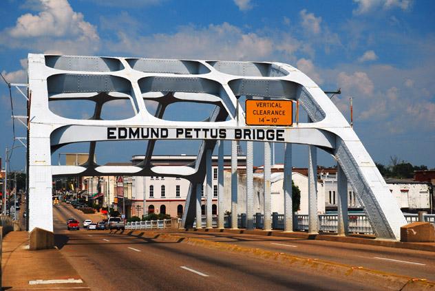 El puente Edmund Pettus fue escenario de un sangriento choque entre manifestantes y policía en 1965, Selma, sur de EE UU © Kirkikis / Getty Images