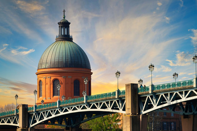 Puente de Saint-Pierre al atardecer. © prochasson frederic/Shutterstock