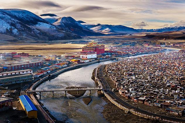 Unos 10 000 monjes viven en el monasterio budista tibetano de Yarchen Gar, en la prefectura de Garzi, en Sìchuān occidental, China © DavidWebb / Shutterstock