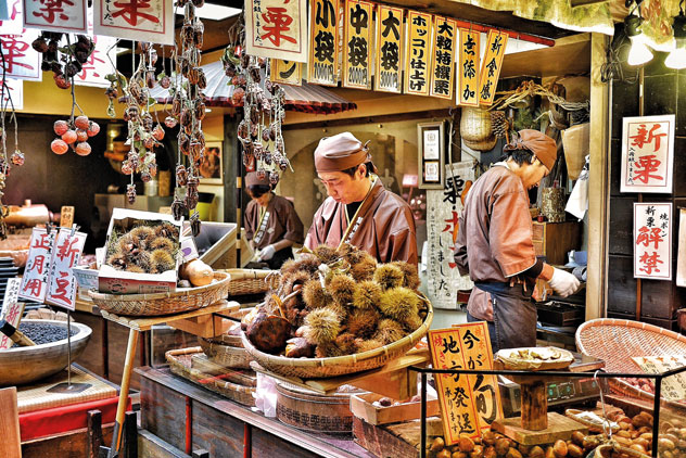 Puesto de cocina y venta de erizos de mar en Nishiki. © im_Chanaphat/Shutterstock