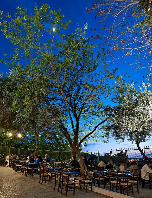La terraza privilegida del Dioskouri es ideal para tomarse un café, Atenas, Grecia © www.dioskouriathens.gr