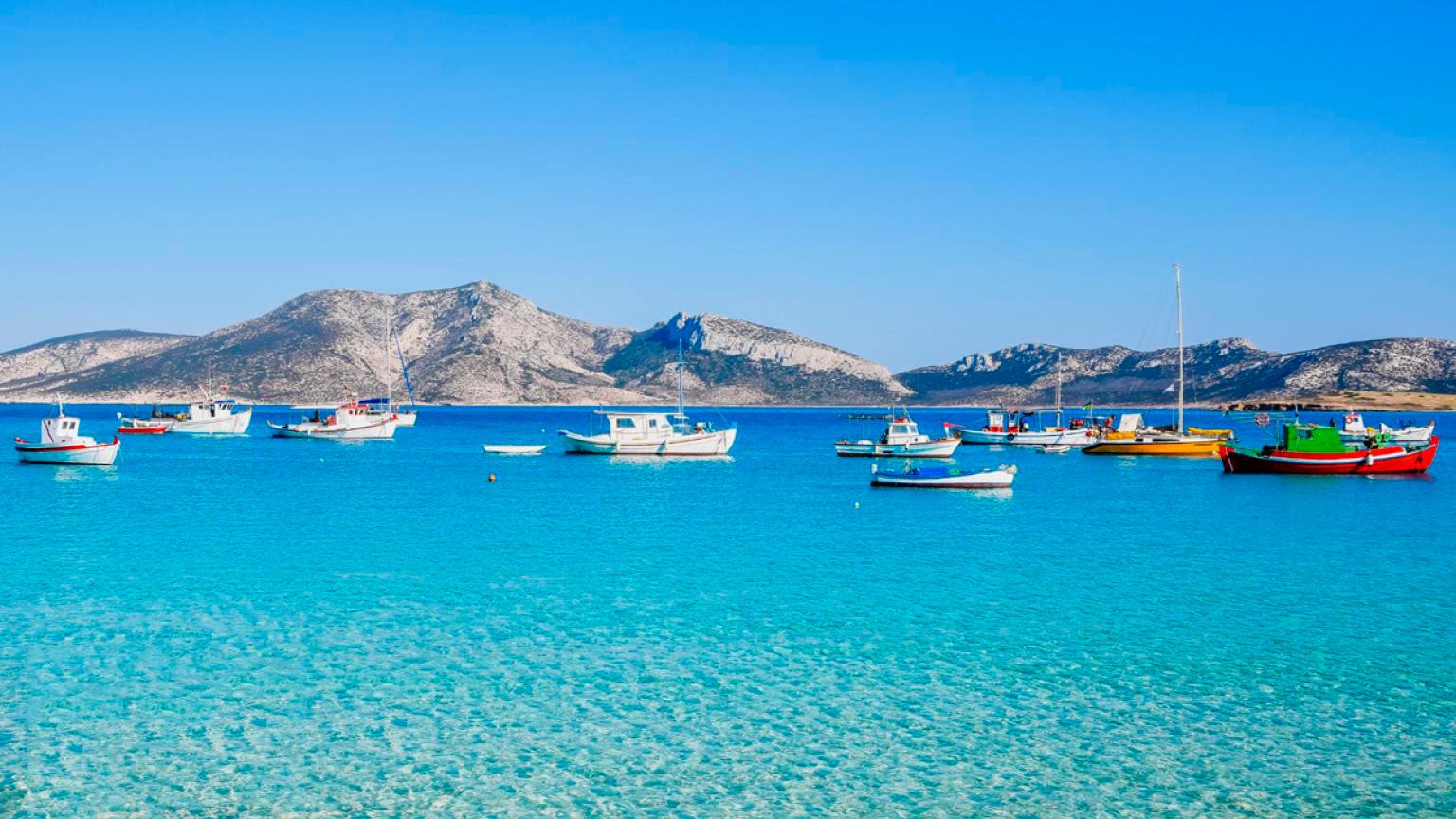 Barcos en el mar de las islas giegas