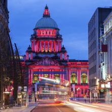 City Hall iluminado, Belfast, Irlanda del Norte