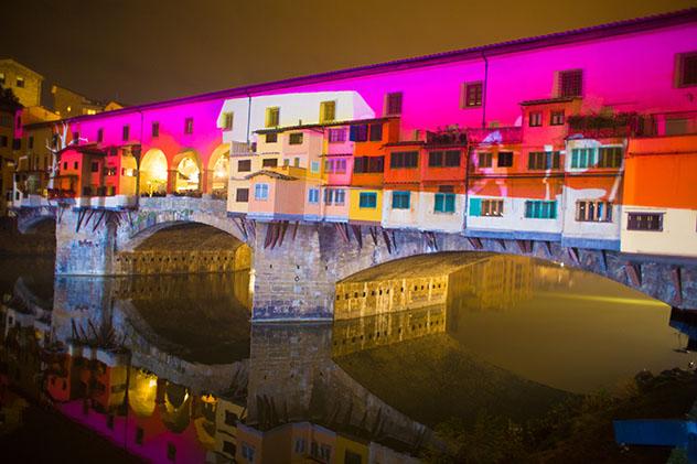 Proyección en el Puente Vecchio, F-Light Festival, Florencia, Italia © francesco de marco / Shutterstock