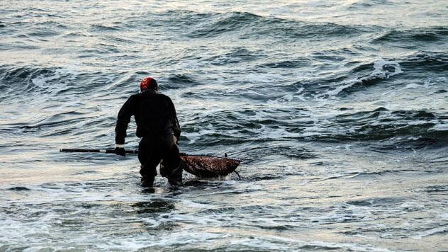 Recolector de ámbar en la costa báltica © Ilya Finagin / Shutterstock