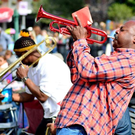 El animado centro del Barrio Francés, Nueva Orleans, costa este de EEUU