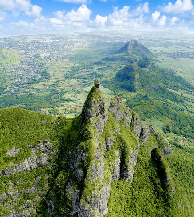 La cima del monte Pieter Both, en precario equilibrio, a vista de helicóptero, Mauricio © Sapsiwai / Shutterstock