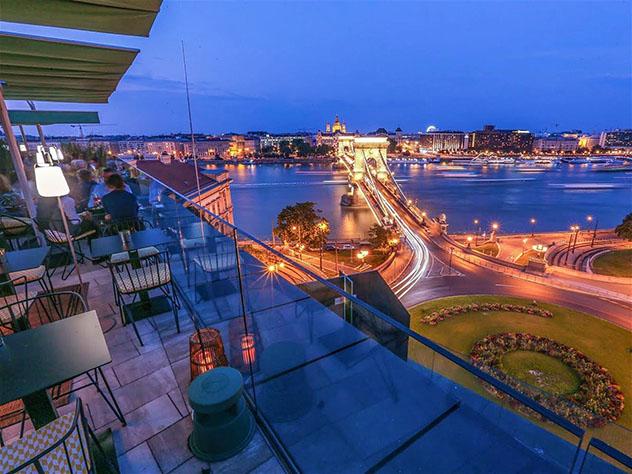 Vistas de Budapest desde el bar de azotea Leo rooftop bar
