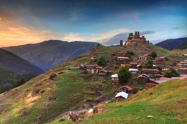 Casas-torre en una aldea de montaña en Tusheti, Georgia © PrimePhoto / Shutterstock