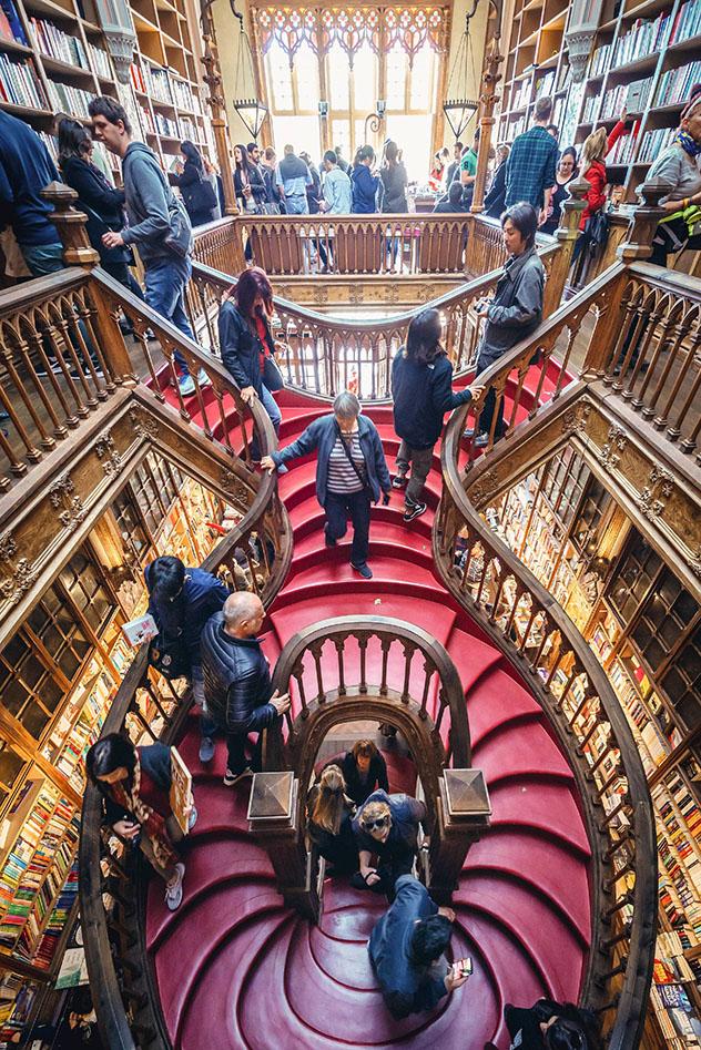 Livraria Lello, Oporto, Portugal © Fotokon / Shutterstock
