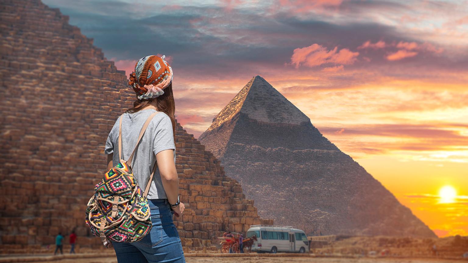 Mujer viajera frente las pirámides de Gizeh, El Cairo, Egipto