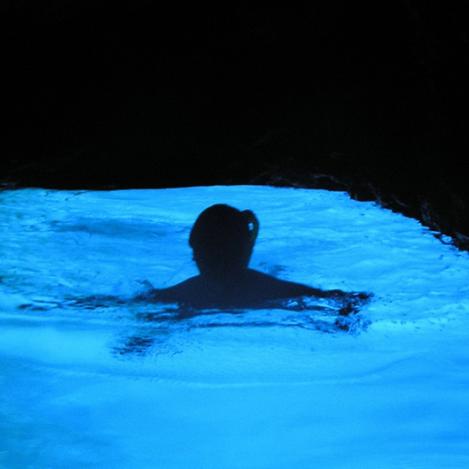 Interior de la Gruta Azul, Biševo, Croacia