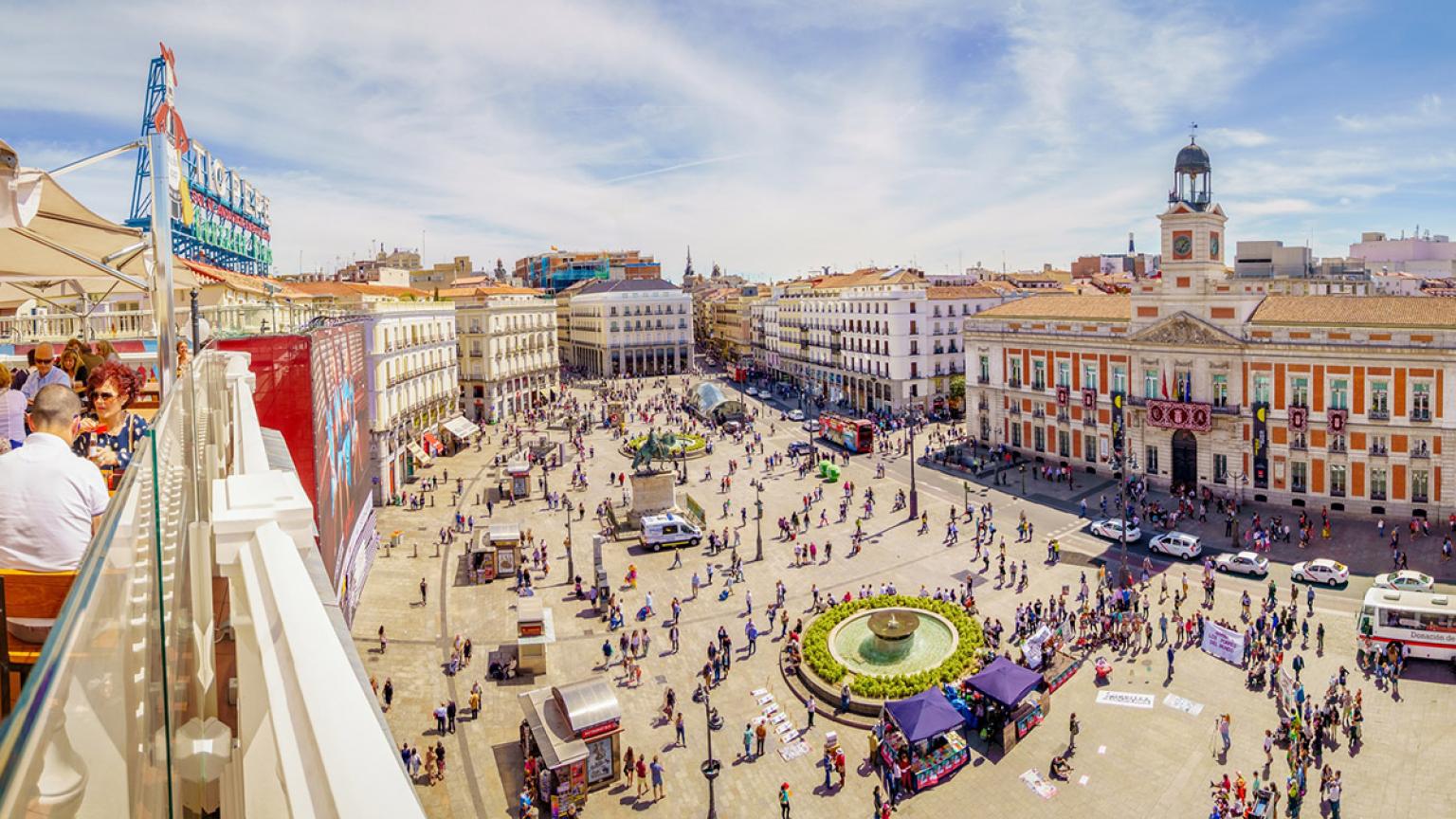 La Puerta del Sol desde una terraza, Madrid, España