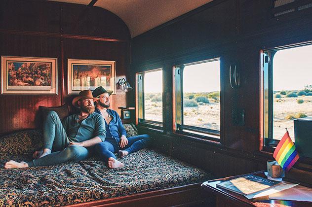 Turismo sostenible: diversidad. Daan y Karl en una ruta en tren por Namibia