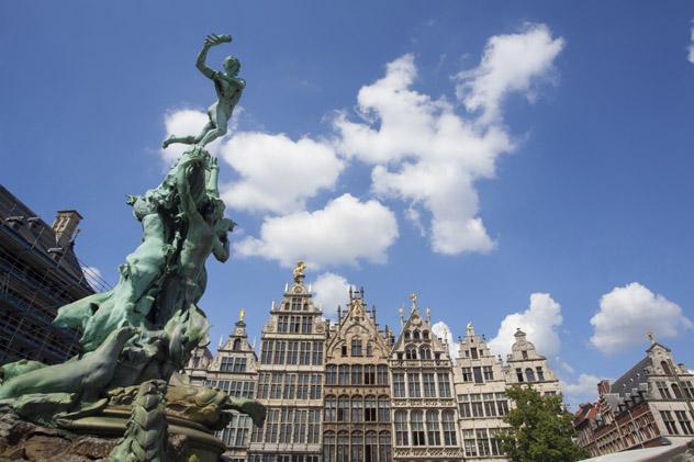 Monumento del gigante Antigoon y el soldado Brabo y fachadas de casas gremiales, Grote Mark, Amberes, Bélgica © Kris Ubach