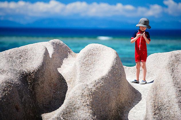 Familia en la playa, Seychelles © BlueOrange Studio /Shutterstock