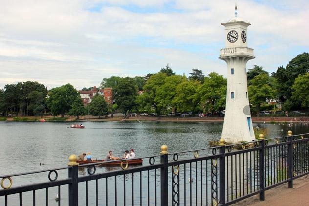 Un paseo en barca por Roath Park, Cardiff, Gales © Amy Pay / Lonely Planet