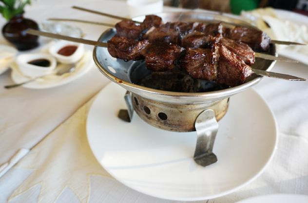 Brochetas de cordero en el restaurante Pashmir de Kazán, Rusia © Anita Isalska / Lonely Planet
