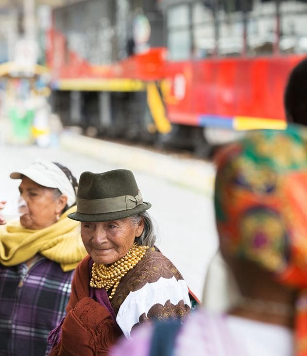 Comerciantes locales y guardafrenos esperan la salida del Tren de la Libertad desde Ibarra, Ecuador © Philip Lee Harvey / Lonely Planet