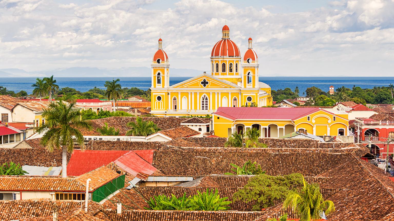 Catedral de Granada en Nicaragua con el Lago Nicaragua de fondo.