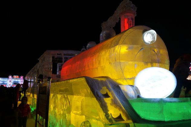 ¡Todo el mundo a bordo del tren de hielo! La línea de alta velocidad a Harbin permite visitar el festival de hielo anual en enero, China © Anita Isalska / Lonely Planet