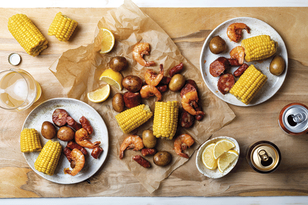 Los sabores sureños se combinan en platos clásicos como el Lowcountry boil, con gambas, salchichas y patatas.