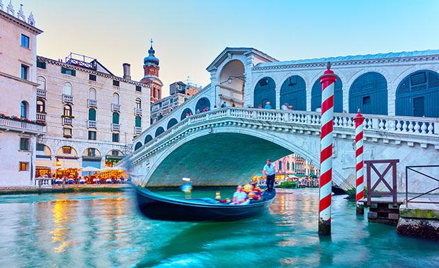 Puente de Rialto, Canal Grande, Venecia, Italia © Roman Sigaev / Shutterstock