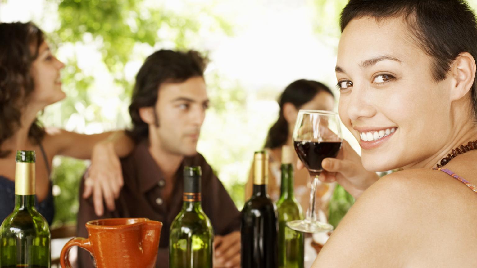 Celebrando con vino un encuentro de viaje entre amigos, España