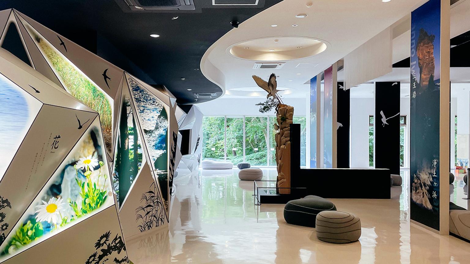 Interior del Centro de Visitantes de Jodogahama, en Miyako (Iwate), donde se puede aprender sobre el entorno natural, la historia y la geología única del Parque Nacional de Reconstrucción de Sanriku.
