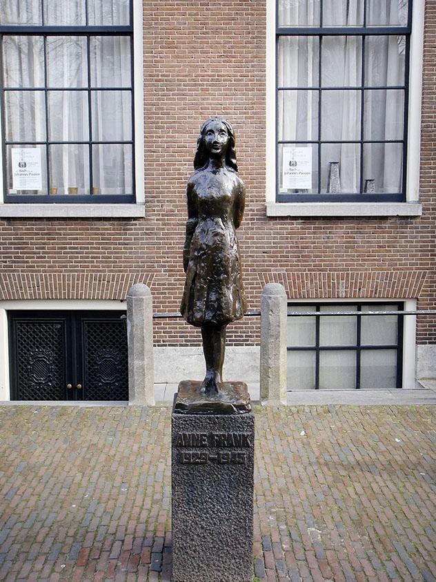 Estatua de Ana Frank, cerca de La Casa de Ana Frank, en el casco antiguo de Ámsterdam, Países Bajos © Giannis Papanikos / Shutterstock