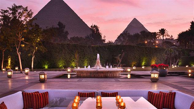 Las copas en el 139 Lounge Bar del Mena House Hotel tienen vistas incomparables, El Cairo, Egipto © Mena House Hotel