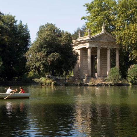 Pareja en el lago de Villa Borghese.