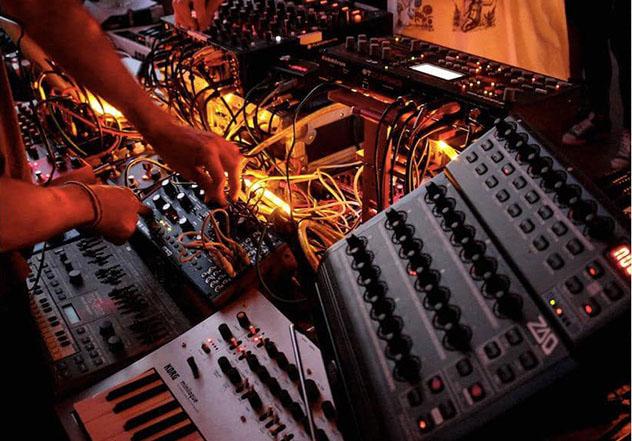 Nápoles, sesión experimental de DJ en Spazio Intolab