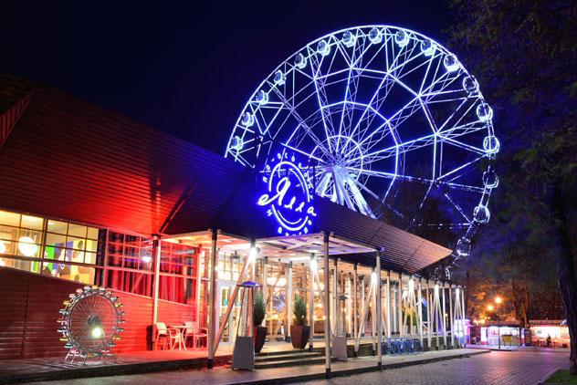Un restaurante y una noria iluminada en el parque central de Rostov del Don, Rusia © Stanislav Samoylik / Shutterstock