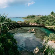 Kayak en una cueva marina, Miyako Island, Okinawa, Japón